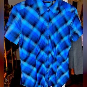 Women’s electric blue plaid short sleeved button down stretch shirt.